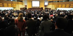Foto eines großen Vorlesungsraums an einer Universität mit Hunderten von Leuten im Auditorium